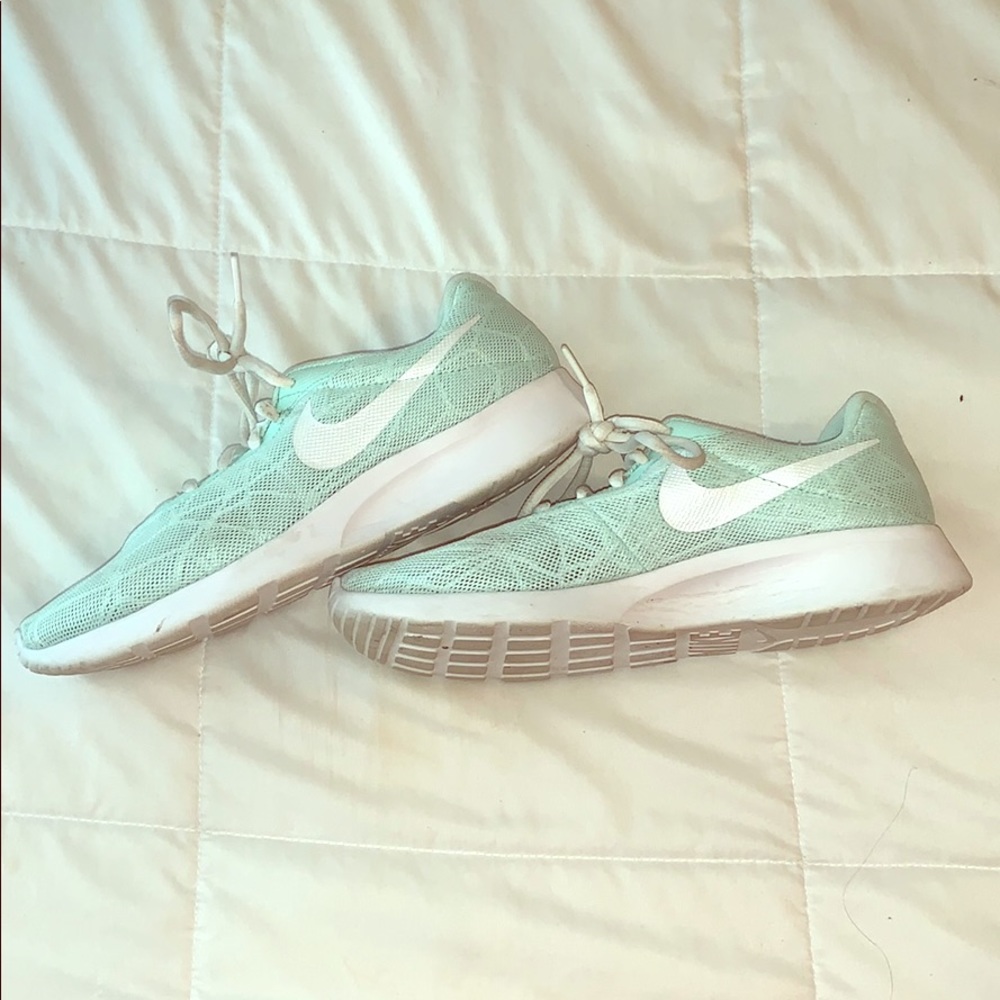nike sneakers! worn once! shoelaces removable!